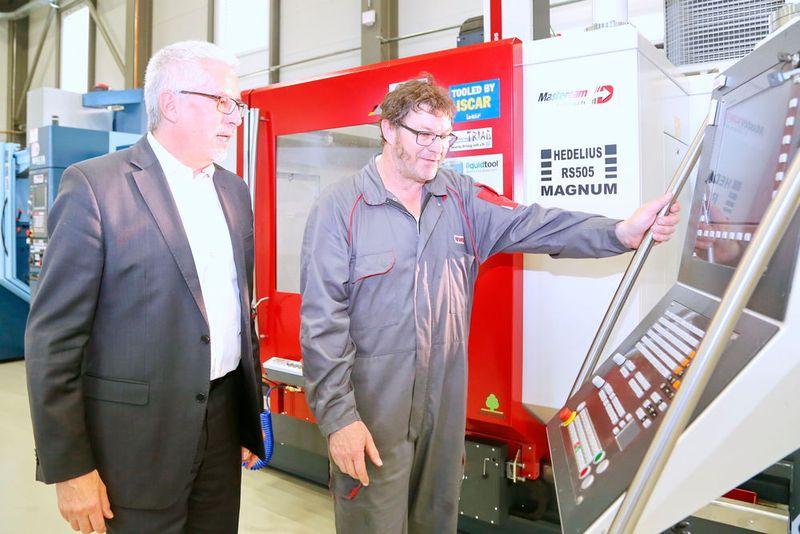 Vorbereitung der Hausausstellung bei Newemag, auf der dann die neue Acura 65 von Hedelius präsentiert wird. Im Bild Geschäftsführer ist Pirmin Zehnder (links) mit einem Mitarbeiter an der Hedelius RS 505 Magnum.  (Anne Richter, SMM)
