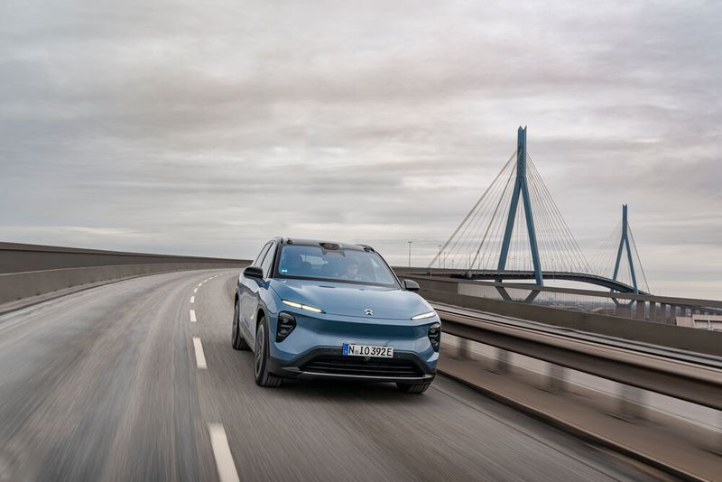 Der SUV kommt mit der kleinen Batterie 391 und mit der großen 509 Kilometer weit. Der Verbrauch wird mit 21,4 bis 23,1 kWh (WLTP) auf 100 Kilometer angegeben. Die Werte überraschen nicht für einen 4,91 Meter langen, 1,99 Meter breiten und 1,72 Meter hohen Wagen. Das Gewicht liegt bei 2.346 Kilogramm.  (Bild: Nio)