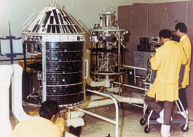 1969 – Deutschlands erster Satellit: Am 8. November 1969 startete der erste deutsche Satellit AZUR an Bord einer amerikanischen Scout-Rakete. Das eigens in Oberpfaffenhofen errichtete Deutsche Raumfahrtkontrollzentrum übernahm die Betriebsverantwortung von AZUR. Der Satellit sollte helfen, die Naturvorgänge auf der Erde besser zu verstehen. Insgesamt wurden sieben Experimente ausgewählt, um die kosmische Strahlung, den Sonnenwind und deren Wechselwirkung mit der Magnetosphäre sowie die Polarlichter zu untersuchen. Die Mission war technisch hochkomplex: fünf Wochen nach dem Start fiel das Magnetbandspeichergerät aus, sodass die Messwerte vorerst nur als Echtzeitinformationen übertragen wurden. Dank der zahlreichen Bodenstationen konnten dennoch rund 80% der Daten empfangen werden. Am 29. Juni 1970 brach die Verbindung zu AZUR ab. Mit einer Betriebszeit von acht Monaten wurde der erste deutsche Satellit zwar nicht allen Erwartungen gerecht, dennoch war diese erste Unternehmung im All ein großer Erfolg. (Bild: DLR)