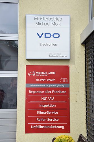 Repariert wird hier fast jedes Modell von jeder Marke. Auch Nachrüstungen aller Art – von der Standheizung über die Anhängerkupplung bis zur Rückfahrkamera – werden hier erledigt. (Rubbel / »kfz-betrieb«)