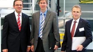 Bieten mit neuem Lackiersystem ihren Kunden hohe Energieeinsparungen und einen umweltfreundlichen Lackierprozess (von links): Ralf W. Dieter, Vorstandsvorsitzender der Dürr AG, Dietmar Wieland, Produktmanager Lackiersysteme, und Harald Rüber, Geschäftsführer Dürr Systems GmbH.Bild: Kuhn (Archiv: Vogel Business Media)