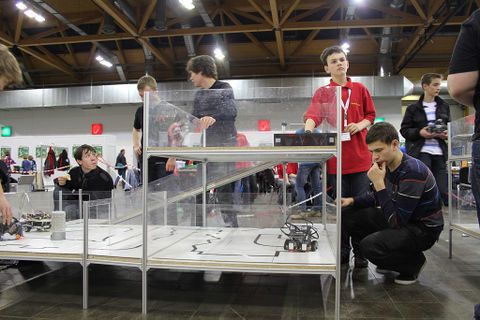 Die Rescue-Roboter operieren in einer Rescue-Arena, die ein Katastrophenszenario nachbildet, wie es sich beispielsweise nach einem Erdbeben darstellt. (RoboCup German Open 2011) (Archiv: Vogel Business Media)