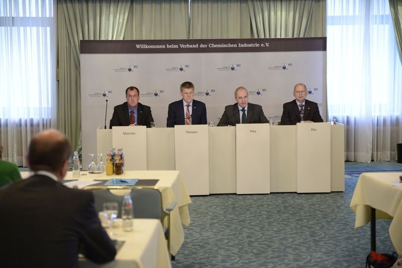 Auf dem Podium von links nach rechts: VCI-Chefvolkswirt Henrik Meincke; VCI-Hauptgeschäftsführer Utz Tillmann; VCI-Präsident Karl Ludwig Kley, VCI-Pressesprecher Manfred Ritz. (Bild: VCI / Mendel)