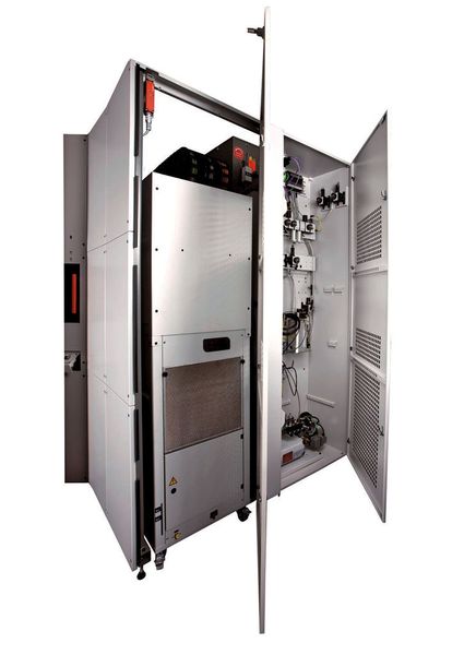 Rückseite eines Hermle- Bearbeitungszentrums  mit integriertem Kühl- system und Energierückführungseinheit.  (Bild: Hermle)