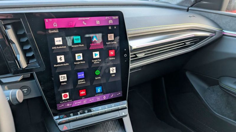 Die Bedienung des Infotainments, das auf den Diensten von Google basiert, ist wie von anderen aktuellen Renault-Modellen sehr intuitiv und klar strukturiert.  (Bild: Mauritz – VXG)