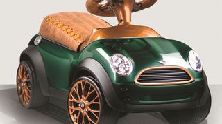 Auch für Kinderboliden gilt das Motto „rundum exklusiv“, wie bei diesem Cooper-Modell: Die von echten Designs inspirierten Teile, wie Kühlergrill und Felgen für das allseits bekannte Bobby Car, werden mithilfe von EOS-Systemen im industriellen 3D-Druck gefertigt und anschließend handwerklich liebevoll veredelt...(wenn da mal nicht das eine oder andere, später hoch begehrte, Sammlerobjekt dabei heraus kommt!?)... (Bobby Tailor)