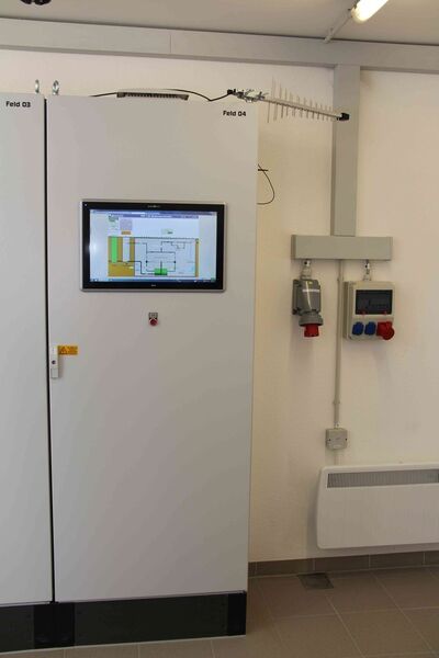 Schaltschrank mit iX T21C-Panel von Beijer Electronics, das die Abläufe in der Abwasseranlage visualisiert. (Bild: Beijer Electronics)