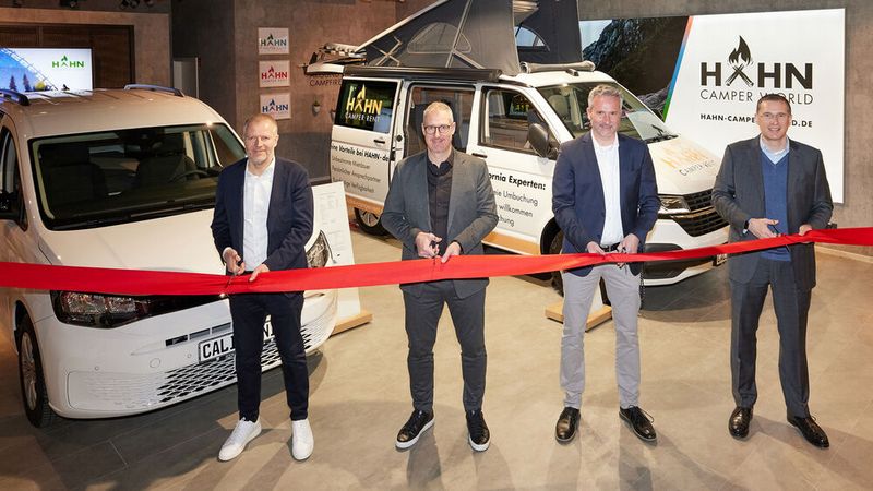 Offizielle Eröffnung der „Hahn Camper World“ im Breuningerland Sindelfingen (v.l.n.r.): Frank Brecht, Vorsitzender der Geschäftsführung der Hahn-Gruppe, Roland Beeh, Geschäftsführer Bereich Nutzfahrzeuge der Hahn-Gruppe, Karl-Heinz Krautwald, Regionalleiter Volkswagen Nutzfahrzeuge Region Süd/West, und Steffen Hahn, geschäftsführender Gesellschafter der Hahn-Gruppe.   (Hahn-Guppe)