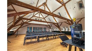 Der großzügige Seminarraum des Allgeirhof Training Center verbindet moderne Ausstattung mit einer Umgebung, die Wissenstransfer und Austausch fördert. (Bild: Vega)