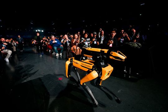 „Dog“, ein Inspektionsroboter von Boston Dynamics, auf dem Weg zur Hauptbühne der „MEO Arena“ auf dem „WebSummit“ in Lissabon.(Bild:  Ramsey Cardy/Web Summit via Sportsfile)