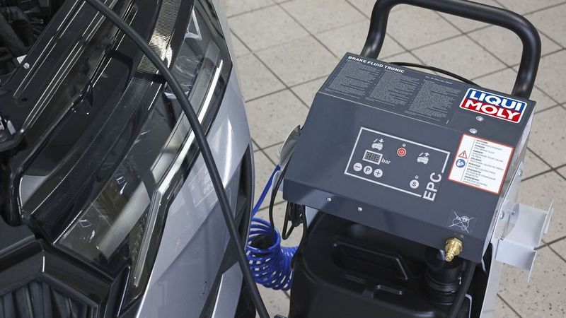 Der Brake Fluid Tronic trägt zur Standardisierung von Arbeitsabläufen bei. (Bild: LIQUI MOLY GmbH)