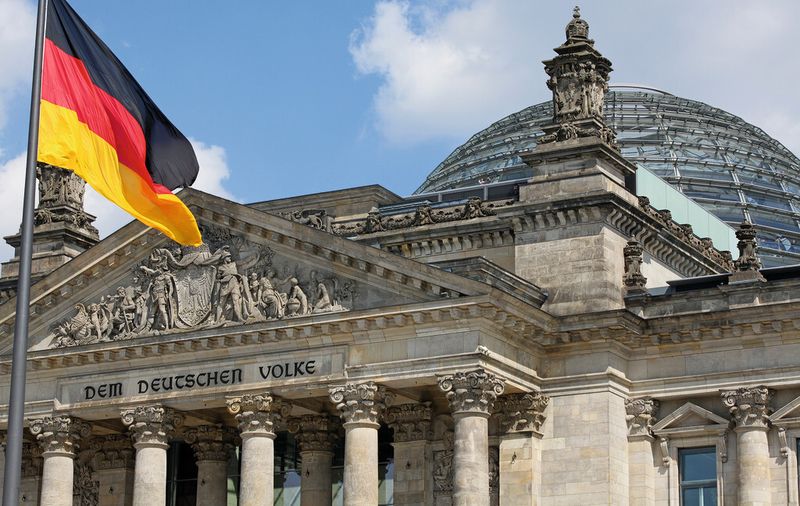 Da der Staat der größte Betreiber kritischer Infrastrukturen ist, sollten Meldepflichten und Sicherheitsstandards auch für staatliche Stellen gelten. (© Giso Bammel - Fotolia)