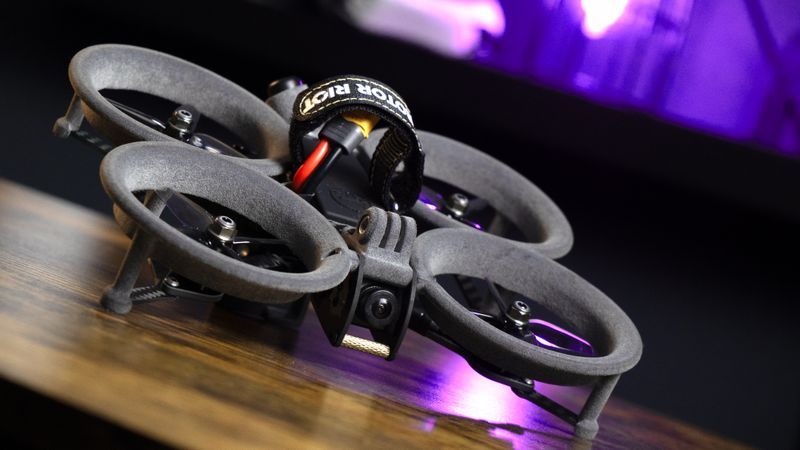 Dron FPV Rotor Riot SkyLite wyposażony w części wyprodukowane w technologii MJF.(Bild:  Niezwykłe maszyny)