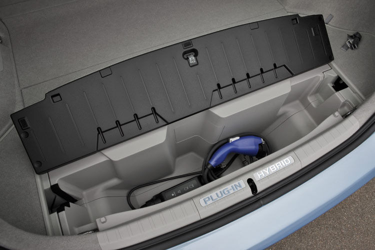Das Ladekabel ist platzsparend im Kofferraum untergebracht. (Foto: Toyota)