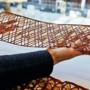 Bei der Technologie wird die Hefe zunächst erhitzt, um sie zu inaktivieren. Anschließend werden alle Zutaten gemischt, bis eine homogene Paste entsteht. Diese Paste wird in Spritzen gefüllt, die das Material mithilfe eines Roboterarms bei Raumtemperatur auftragen. Nach dem Druck wird das Bauteil getrocknet, bis es seine endgültige Form annimmt.(Bild:  Technische Universität Chalmers)