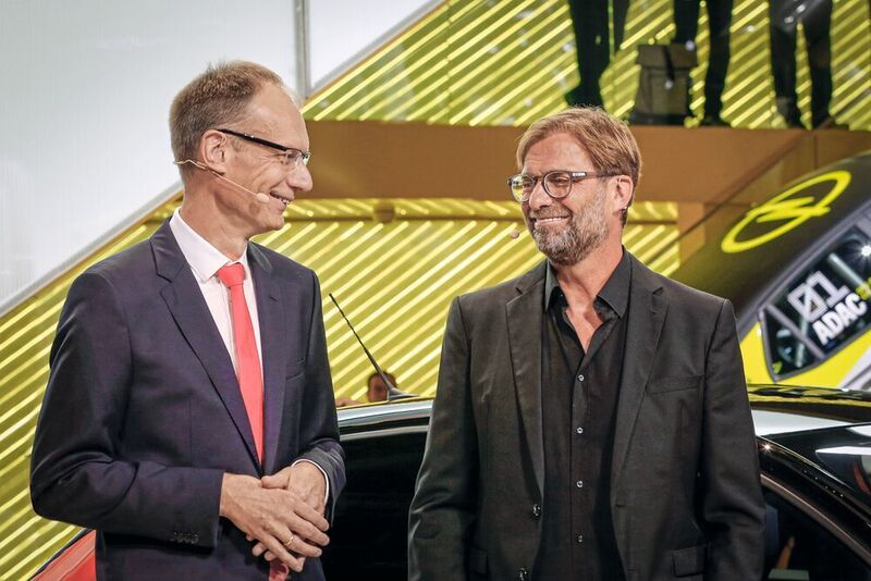 Opel-Chef Michael Lohscheller und Markenbotschafter und Liverpool-Trainer Jürgen Klopp präsentieren am Messestand die neuesten Modelle. (Opel)