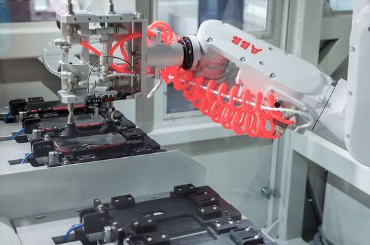 Der Schweizer Konzern ABB freut sich über einen hohen Auftragseingang im zweiten Quartal 2022, nachdem schon das erste gut verlaufen ist. Die Nachfrage nach Robotern sei nämlich hoch.(Bild:  ABB)