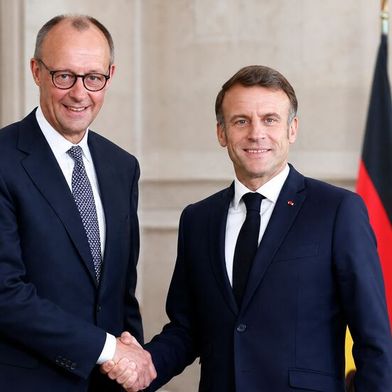 Neue Waffen! Vor allem Bundeskanzler Friedrich Merz und Frankreichs Präsident Emmanuel Macron fordern von der EU-Kommission, dass gegen unfaire Handelsstrategien einger Länder schärfer vorgegangen wird. Lesen Sie hier, wie man sich das vorzustellen hat ... (Bild: KI-generiert)