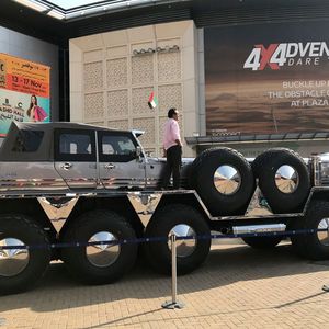Es ist keine Voraussetzung, hilft aber auf der Dubai Motor Show: auffällig designte, teure oder einfach ausgefallene Autos. Dhabiyan nennt sich zum Beispiel ein zum Wüstenschiff umgebauter Militärlaster aus den USA.(Bild:  SP-X/Michael Specht)