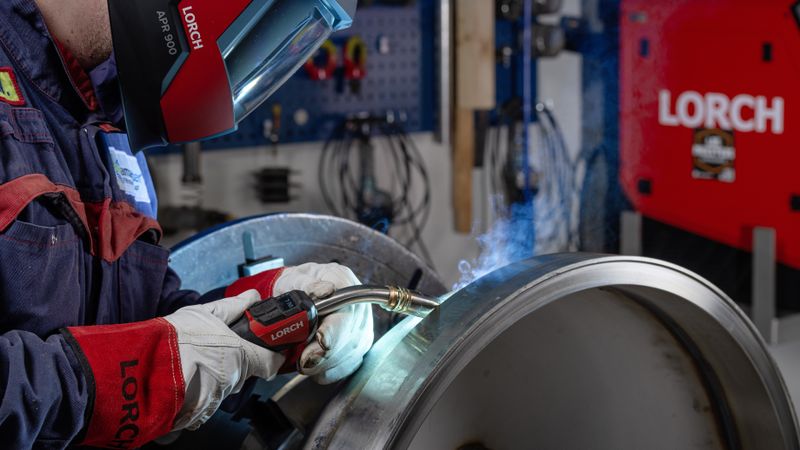 Erfordert höchstes Schweiß-Knowhow: die Fertigung der Behälter zur Fest-Flüssig-Filtration aus Edelstahl. Amafilter setzt dabei im Werk in Lochem (Niederlande) auf die neueste MIG-MAG-Schweißtechnologie von Lorch: der iQS. (Bild:  Lorch)