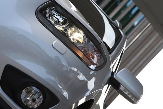 Die serienmäßigen Nebelscheinwerfer wurden neu gestaltet und befinden sich nun in auffällig gestalteten Einfassungen im unteren Bereich des vorderen Stoßfängers. (Archiv: Vogel Business Media)