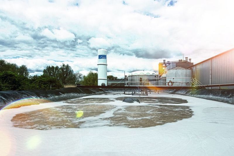 Damit der biologischen Abwasserrreinigung nicht die Luft ausgeht: Der Eintrag von reinem Sauerstoff ermöglicht die Reinigung hochbelasteter Abwässer genauso wie das Abfedern von Lastspitzen. (Linde)