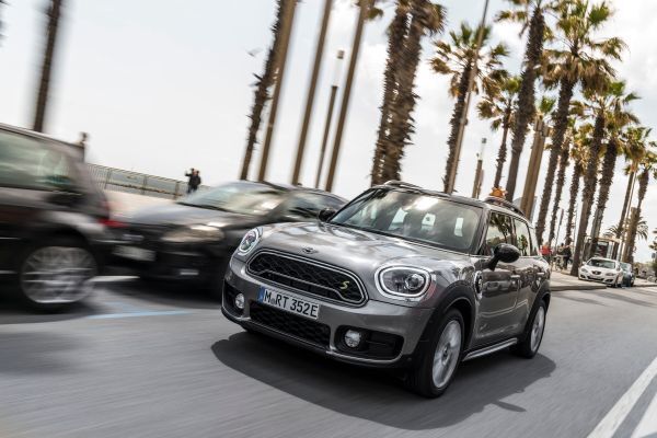 Der MINI Cooper S E Countryman ALL4 ist der erste Mini, bei dem ein Plug-in-Hybrid-Antrieb die Möglichkeit zu rein elektrischer und damit lokal emissionsfreier Mobilität eröffnet. (Mini)