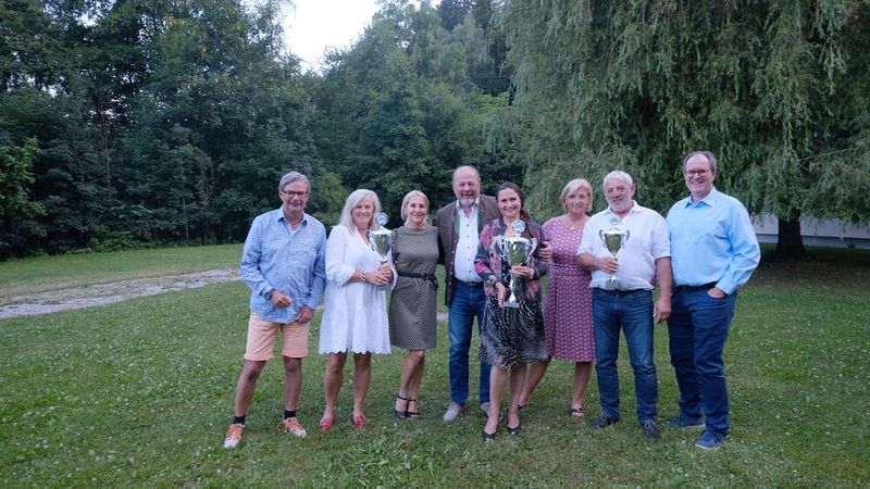 Siegerehrung der Sonderprüfung »kfz-betrieb«: (v.l.) Thomas und Lisa Steckel (2. Platz), Julia Dernbach (»kfz-betrieb«), Joachim Zorn und Valentina Maier (1. Platz), Sabine und Lorenz Bauer (3. Platz) mit Andreas Brachem (Geschäftsführer Innung München und Oberbayern).  (Bild: Zietz - VCG)