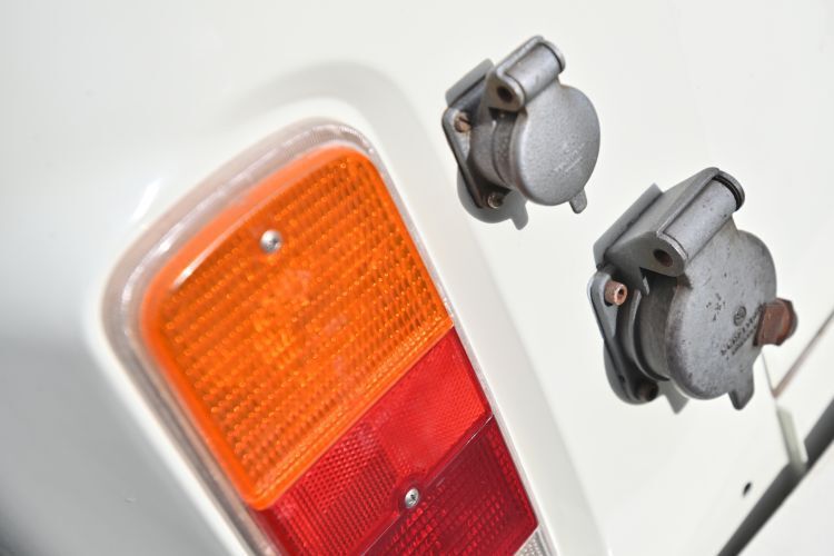 Unabhängig vom Batterietauschkonzept konnte man den E-Bus natürlich auch mit Strom von außen laden. Die Ladezeit betrug rund zehn Stunden. (Bild: Volkswagen AG)