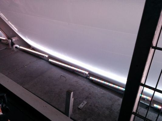 Auch die Farbe Weiß ist möglich. Spezielle Optiken sorgen dafür, dass das Licht maßgeschneidert auf die Oberfläche der Rauten gestreut wird. (Bilder: Hendrik Härter, ELEKTRONIKPRAXIS)