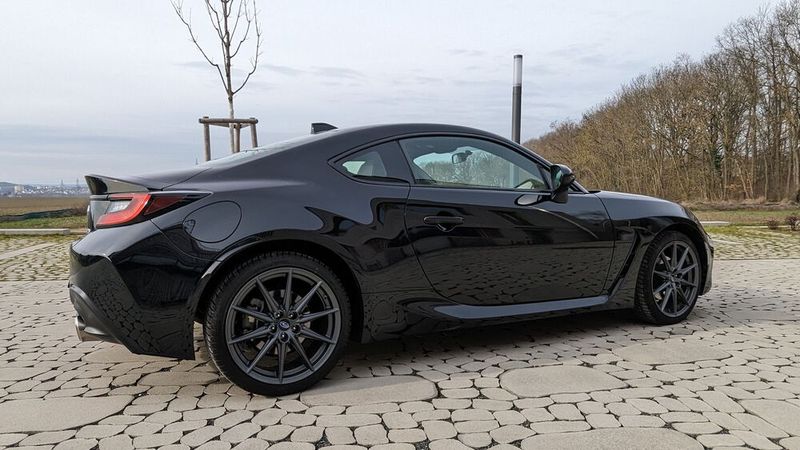 Das Design kann als echt gelungen durchgehen. Die Kieme in den vorderen Kotflügeln und die muskulös ausgestellten Seitenteile hinten betonen die sportliche Veranlagung des Japaners. Diese unterstützen auch weitere Faktoren wie z. B. das Leergewicht, das mit 1.275 kg angenehm niedrig ausfällt. Angenehm hoch fällt die Zuladung für solch einen Fahrzeugtyp aus: 395 kg. (Bild: Dominsky – VCG)