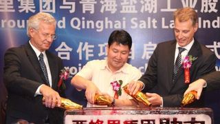 Freude bei der Vertragsunterzeichnung:  Dr. Günter Hermann, CEO SGL China, Yu Guoli, General Manager der Quinghai Salt Lake Industry Ltd., Frank Wittchen, Chairman der Business Unit Process Technology der SGL Group und Dr. Rudolf Heumüller, Vice President Asia der Business Area Graphite Materials & Systems der SGL Group, während der offiziellen Zeremonie. (vlnr) (Bild: SGL)