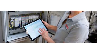 Bei Bosch in Homburg ist das PPMP bereits im Einsatz: Bosch-Ingenieurin Anne Düll misst mit vernetzten Sensoren die Qualität von Öl in einem Prüfstand für Hydraulikventile.  (Bild: Bosch)