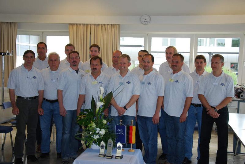 Obere Reihe von links: Jens Dittmer (2. Platz), Autogalerie Köhler; Jonas Hainke, Subaru Dodel; Alois Engesser, Autohaus Rebmann; Peter Kusch, Auto Buchfink. Untere Reihe von links: Uwe Lucke, Auto Weber; Joachim Schäuble, Autohaus Strittmatter; Holger Büchner, Auto Meier; der Sieger, Tayfun Hosel, Autohaus Kegler; Andreas Hörnig (3. Platz), Autohaus Bilz. (Archiv: Vogel Business Media)