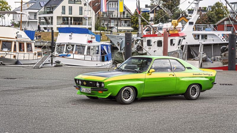 Manta A im zeitgenössischen Irmscher-Look. Die Tuning-Spezialisten pflanzten dem Coupé sogar einen Sechszylindermotor aus den großen Opel-Oberklassemodellen unter die Haube. (Bild: Opel Automobile GmbH)
