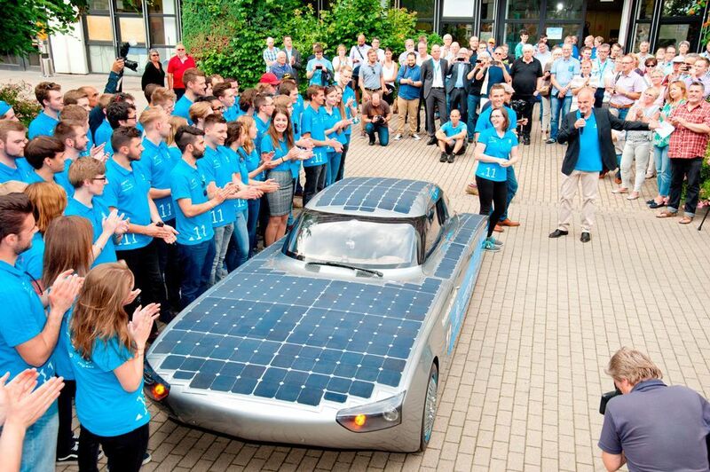 Das Team feiert das neuste Solarcar der Hochschule Bochum. An dem Blue Cruiser haben nicht nur Maschinenbauer und Elektrotechniker gearbeitet... (Detlef Bremkens, Hochschule Bochum)