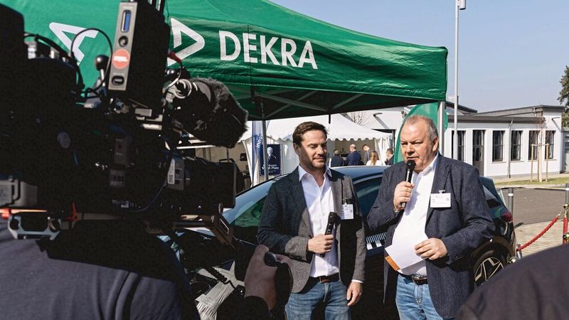 Dekra zeigte einen mit 70 Kilometern pro Stunde frontal gecrashten VW ID.3 und fragte die WKST-Teilnehmer nach der Höhe der Reparaturkosten. Ein theoretischer Wert, denn es handelte sich um einen Totalschaden. Demjenigen, dessen Schätzung der tatsächlichen Höhe am nächsten kommt, winkt ein DTM-Wochenende zu zweit mit Übernachtung und lückenloser kulinarischer Versorgung. Im Bild Michael Wallrapp von Dekra Würzburg (l.) und Außenmoderator Peter Diehl. (Bild: Stefan Bausewein)