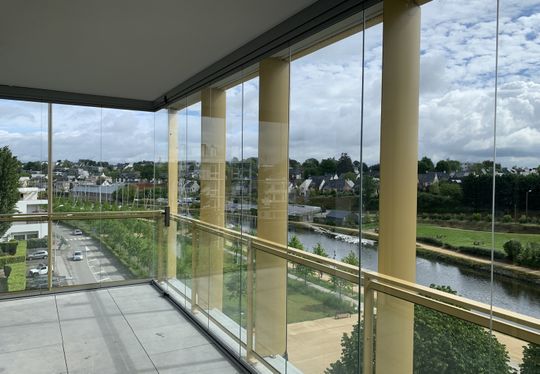 Durch Balkonverglasungen entsteht zusätzlicher, geschützter Wohnraum – für mehr Aufenthaltsqualität und ganzjährige Nutzung.   (Bild:  Lumon Deutschland GmbH)