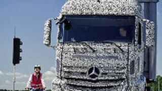 Ein neuer Abbiegesassistent soll Mercedes-Trucks künftig sicherer machen. (Foto: Daimler)