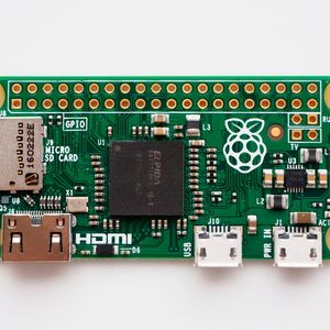 Raspberry Pi Zero V1.3: funktionsreduzierter, leistungsstarker Winzling für 4 £; hier die Variante mit Kameraport (rechts außen), aber ohne Wireless-Chip(Bild:  Bild: raspberrypi.org)