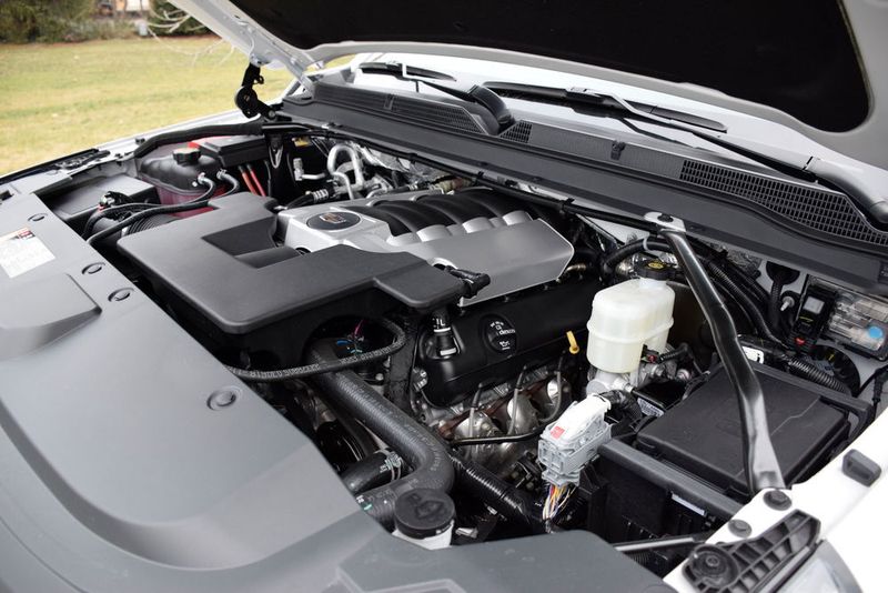 Unter der Haube des Escalade arbeitet ein 6,2-Liter-V8 mit 313 kW/426 PS und einem Drehmoment von 621 Nm bei 4.100 U/min. (Schreiner/»kfz-betrieb«)