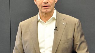 Jürgen Keller, Geschäftsführer von Hyundai Motor Deutschland, verspricht ab März eine Lieferzeit von drei Monaten für den Hyundai Kona Elektro. (Bild: Wehner / »kfz-betrieb«)