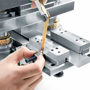 With its spring-loaded release function and innovative design, the strip stop is easy to operate.(Source:  Meusburger)