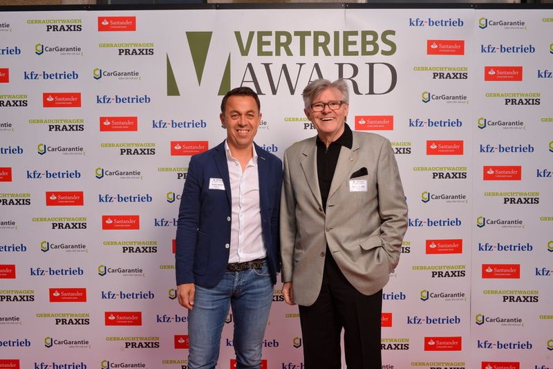 Richard Dämpfle von der gleichnamigen Firma aus Meckenbeuren (l.) mit Prof. Horst-Richard Jekel von der EMA aus Stuttgart. (S. Bausewein)