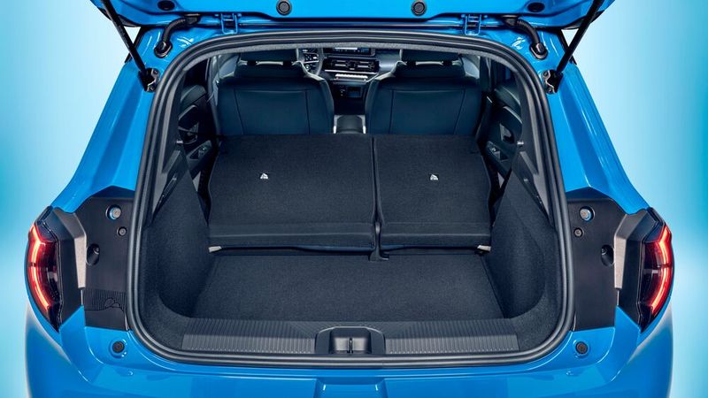 Der Kofferraum mit hoher Ladekante ist nicht sehr groß, beim Umklappen der Rückenlehnen gibt es eine hohe Stufe. (Bild: Nissan)