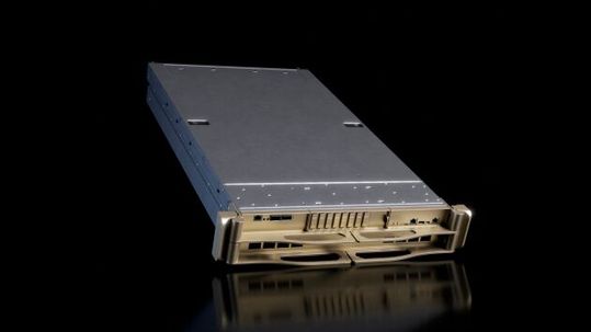 „Nvidia DGX Rubin NVL8“: Acht GPUs in einem flüssigkeitsgekühlten System reduzieren die physische Distanz zwischen Beschleunigern. Für Kubernetes bleibt entscheidend, ob eine vollständige, topologisch passende GPU-Gruppe gleichzeitig verfügbar ist.(Bild:  Nvidia)