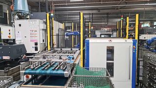 Größere und schwere Teile werden auf Paletten in verstellbaren Aufnahmen über das Europlex Palettiersystem zugeführt. (Bild: EGS Automation)
