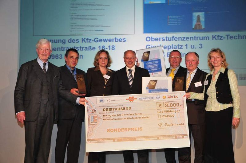 Die Innung des Kfz-Gewerbes Berlin konnte sich zusammen mit dem Berliner Oberstufenzentrum Kfz-Technik über den ersten Sonderpreis für die beste Zusammenarbeit freuen. (Archiv: Vogel Business Media)