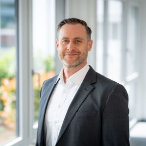 Nicolas Buchta ist als neuer CCO bei Faller Packaging verantwortlich für Vertrieb, Marketing, Packmittelentwicklung und Customer Service.(Bild:  Faller Packaging)