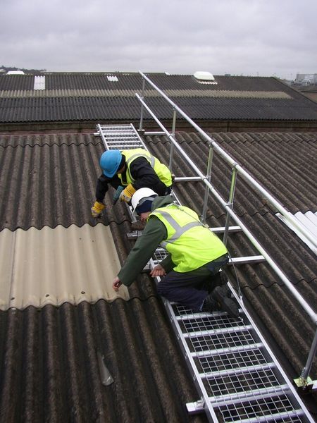 Speziell abgestimmt für die Arbeit auf brüchigen und nicht trittsicheren Industriedächern sind die Easi-Dec Zugangssysteme Board-Walk, Roof-Walk und Valley-Walk. (Bild: Kee Safety)